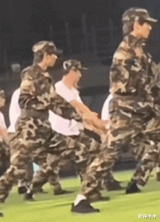 明星|流量爱豆军训状况不断:踢坏鞋底惹关注,代表领奖被质疑搞特权