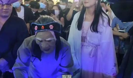 围绕“记忆”因素,分析在电影中,人类面临的潜在主体认同危机
