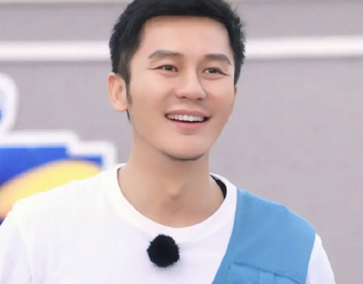 李晨|李晨被拍与美女聚餐，P图太假引热议，现身小杨哥直播间发展副业