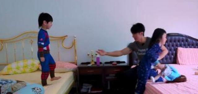 吴尊晒出自己的豪宅，门口立了四根大理石柱，气派程度堪比皇宫