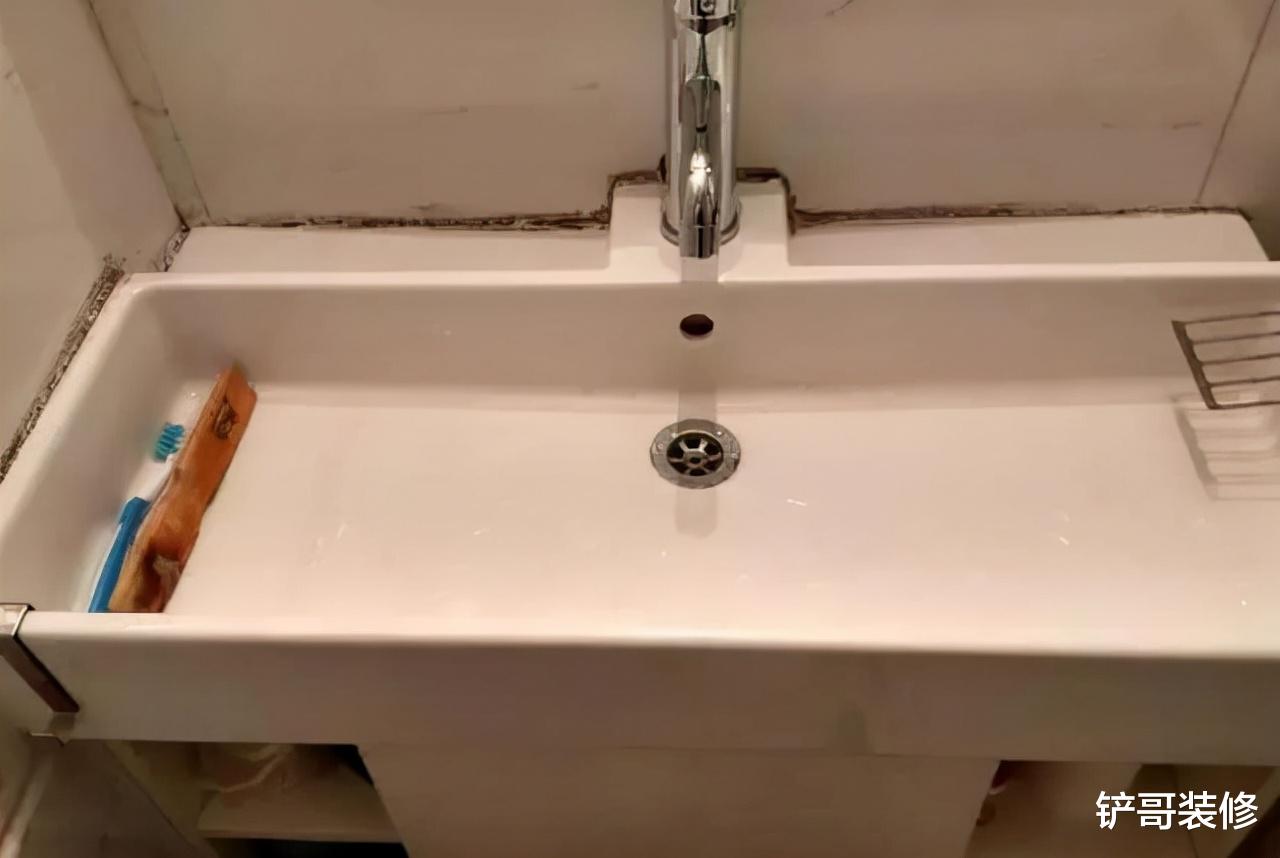 马桶底座发霉怎么办?维修工教你正确做法,10年防霉不开裂