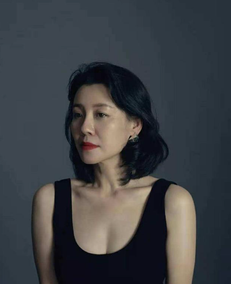 刘琳:被导演张黎抛弃,转身嫁给"穷小子",48岁被老公宠成公主 - 娱乐