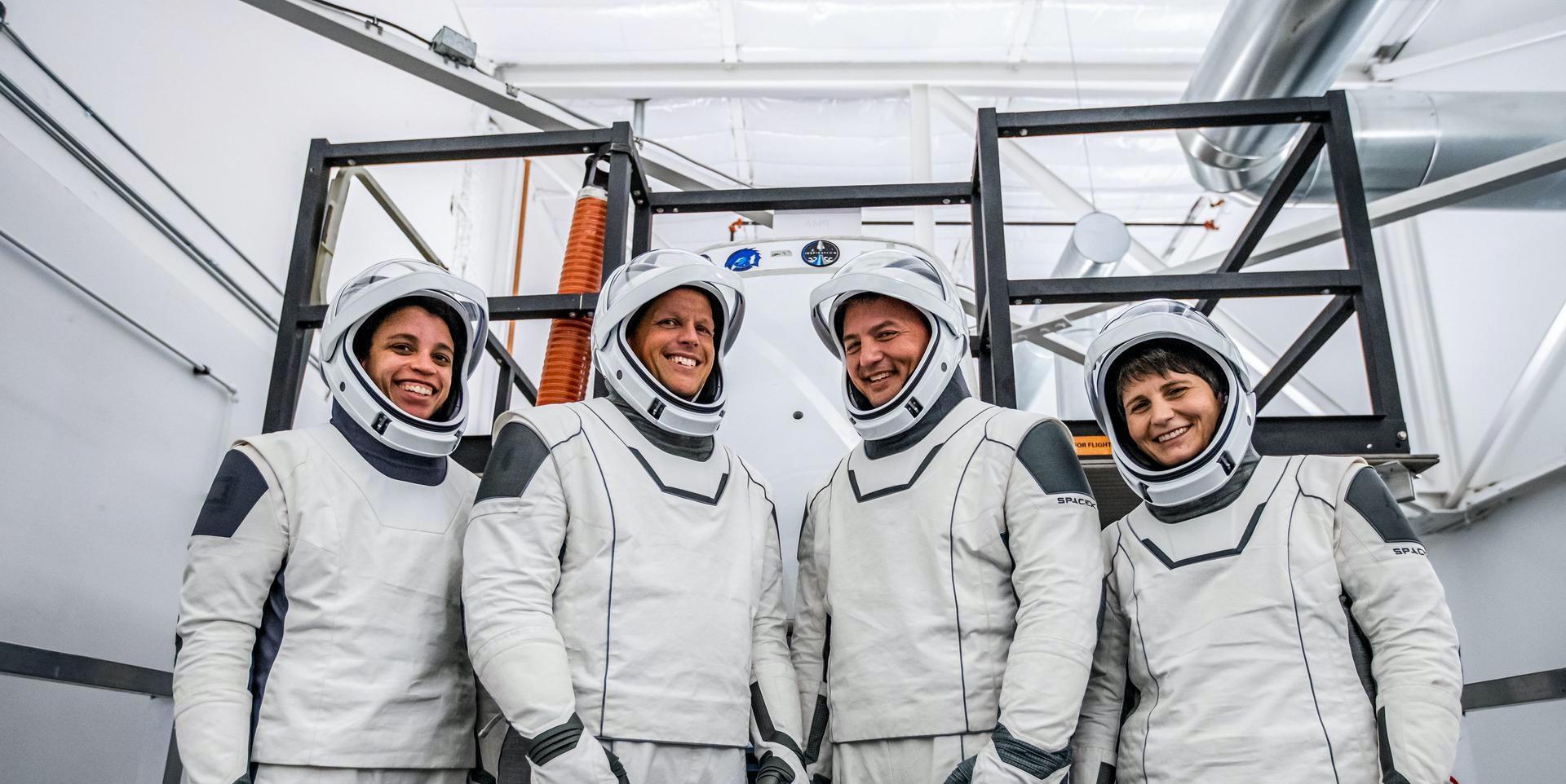 龙飞船首次快速返回!Crew4乘组结束为期170天绕地2720圈的旅行