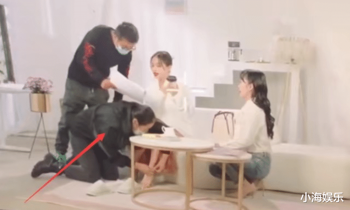 李小璐|李小璐现身酒吧拍广告,留大波浪穿短裙秀美腿,助理蹲地帮忙穿鞋