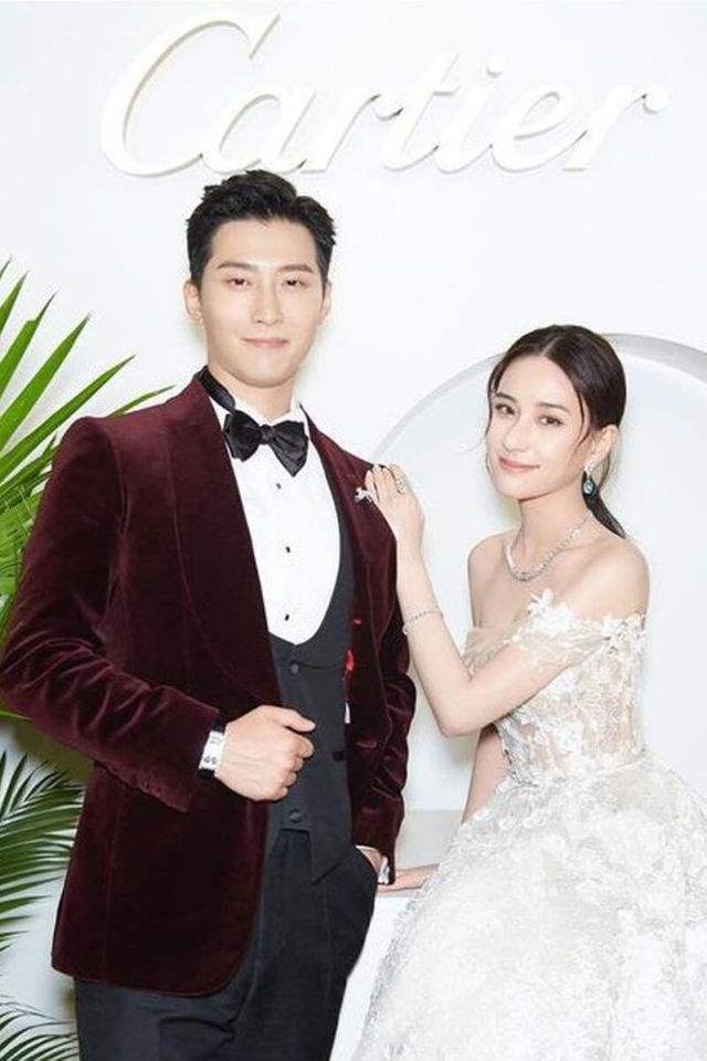 任嘉伦|窦骁何超莲被偶遇，何超莲精致似芭比窦骁像保镖，网友：豪门难