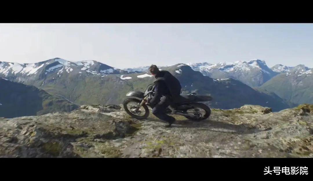 碟中谍7|太猛了!60岁阿汤哥站在飞机上宣传《碟中谍7》,导演提醒没油了