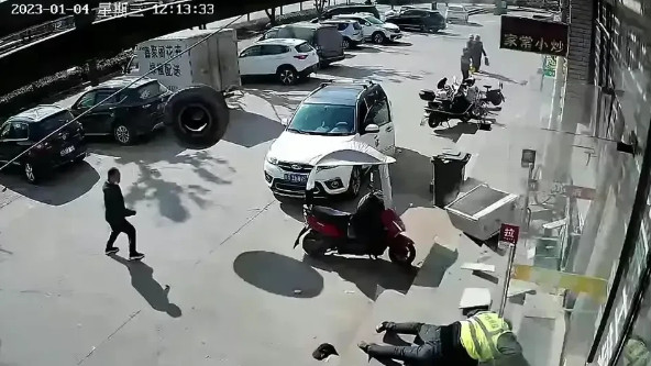 飞来横祸：男子路边餐馆买饭遭遇飞来轮胎撞击！