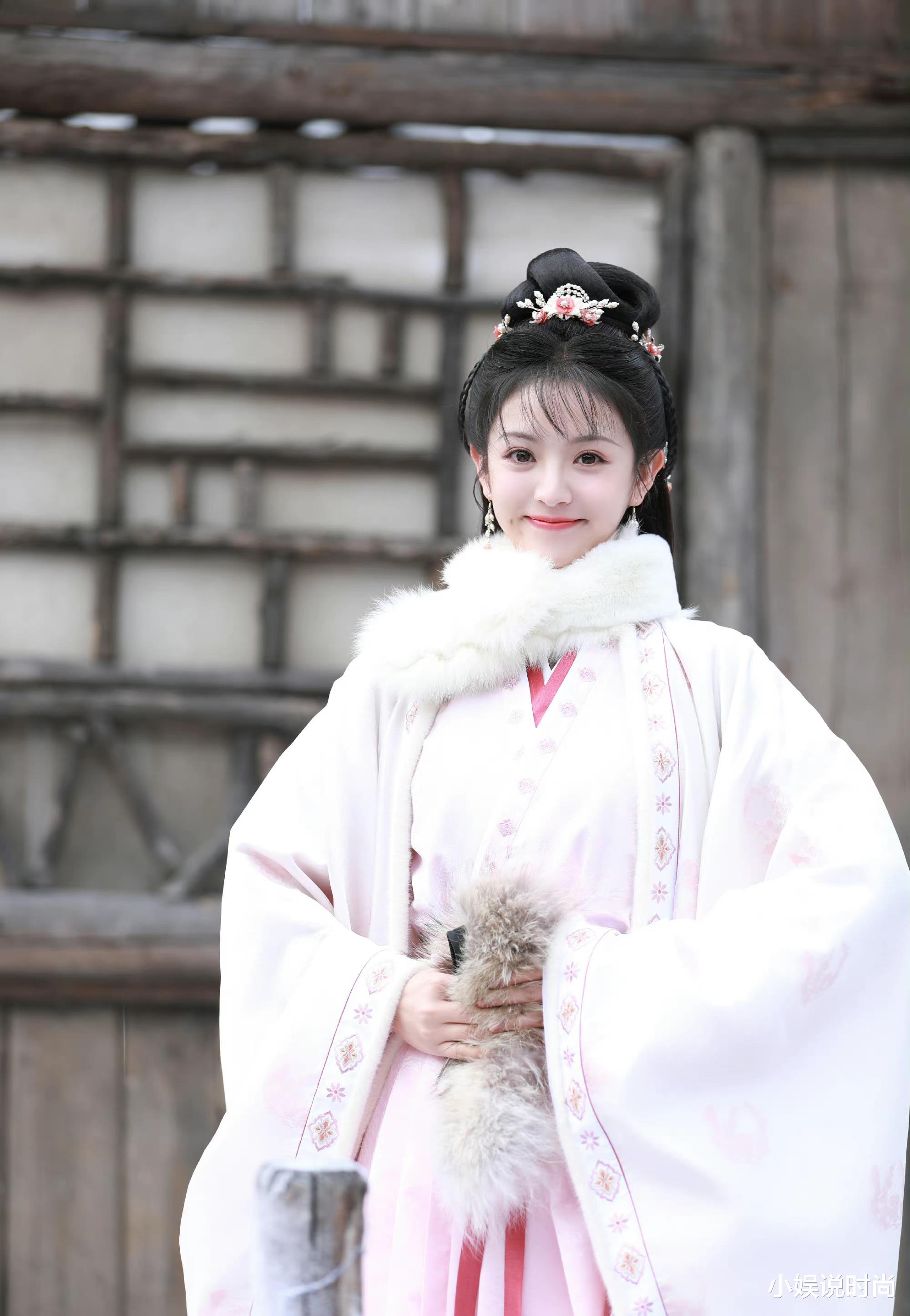 田曦薇|《卿卿日常》田曦薇晒美照，粉色衣裙搭配毛绒绒围领，甜美又灵动