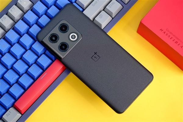 一加科技|破界黑、万物青两种配色 一加10 Pro高清图赏 设计不同颜值亮眼