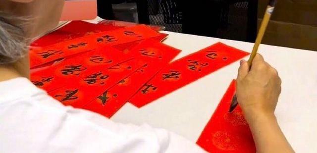 周星驰|周星驰“心想事成符”赠有缘人,右手意外暴露真实年龄