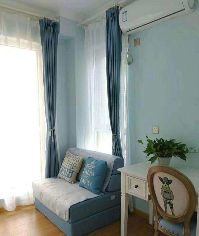 刚搬新家，白色简欧风真好看，尤其是电视墙的嵌入式柜子太实用了