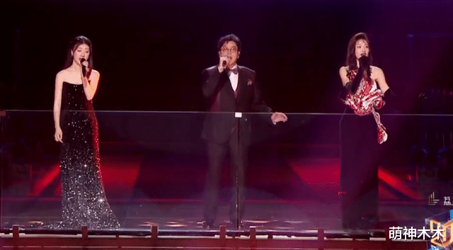 何炅|跨年晚会槽点拉满:杨紫发福抢镜,王俊凯真唱走音,何炅感性落泪