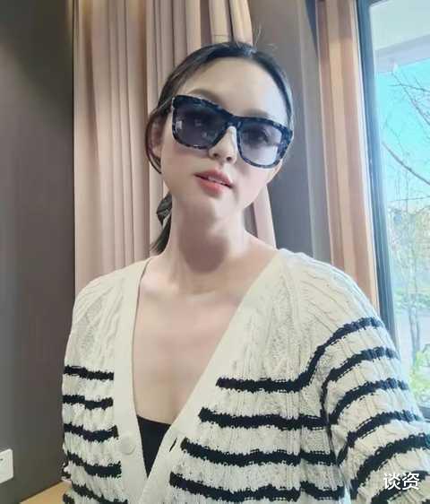 张梓琳|世界小姐张梓琳晒日常，穿深V开衫露抹胸秀雪白肌肤，俩女儿腿长成关注