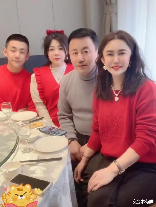 |“长贵”王小宝娇妻怀二胎，吃饭时被丈夫劝酒，孕中期还涂指甲油