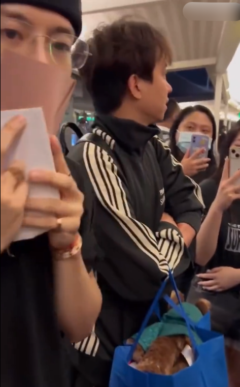 王嘉尔|乌龙?王嘉尔被曝遭某奢侈品牌删除一切动态,粉丝辟谣真假难辨