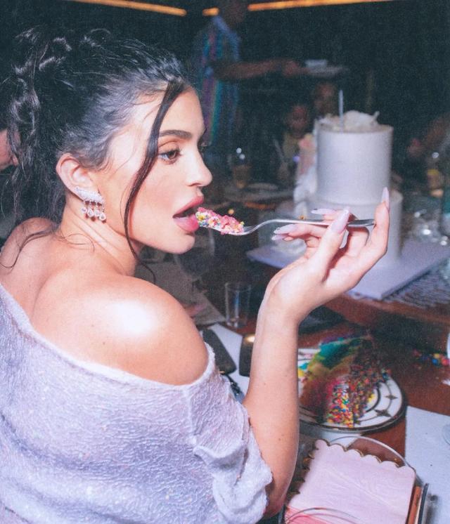 金·卡戴珊|富婆！卡戴珊家族包豪华游艇为凯莉庆生，拆到爱马仕白房子一脸惊讶