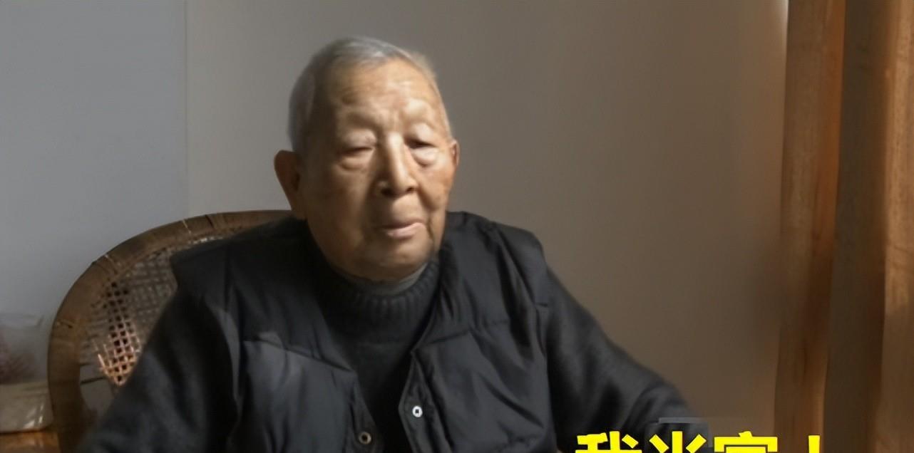 强势大爷伙同儿子转移妻子拆迁款,九十岁高龄闹上法庭要离婚