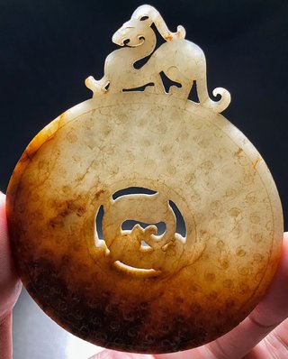 和田玉籽料|汉 和田玉籽料受沁 谷纹 出廓龙纹玉璧 挂件