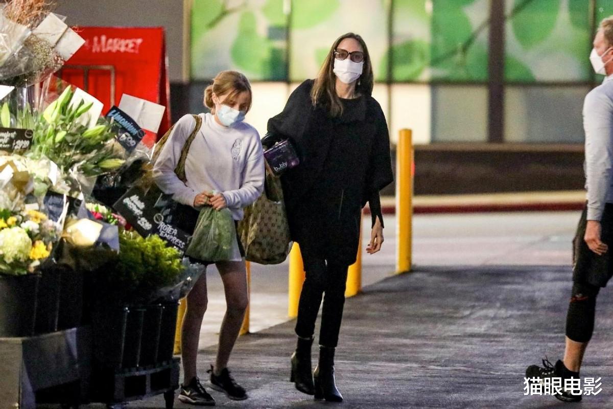 安吉丽娜·朱莉|朱莉大女儿身材超赞！大长腿又细又直，才15岁身高已到妈妈下巴