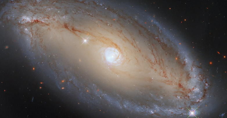 哈勃望远镜下的天体之眼NGC5728：棒旋星系光芒明亮 宇宙尘埃散落