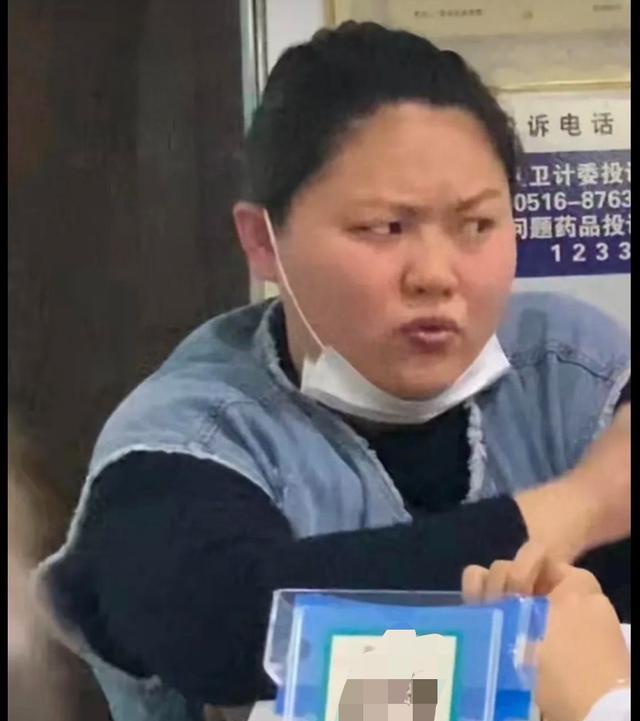 江苏:男子偷拍妻子与同事神采飞扬的聊天画面,网友:全是表情包