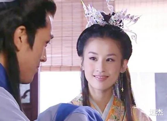 何润东|明明不好看,编剧却还在硬夸,这些被配角抢光风头的男主,太尴尬