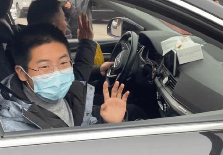 |孙卓认亲回深圳后很少露面，卓妈直播回应原因，被赞三观太正了