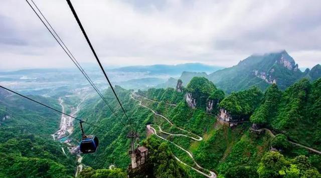 天门山索道|天门山索道和华山西峰索道，坐过的都说刺激，你认为哪个更惊险
