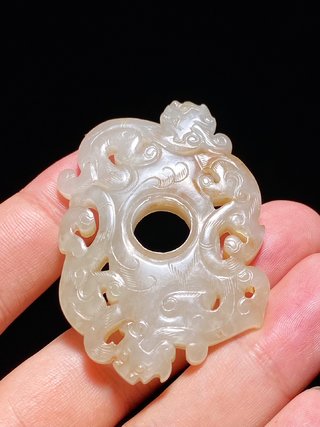和田玉籽料|明以前 熟坑 和田玉籽料白玉 螭龙纹 鸡心佩 韘形佩