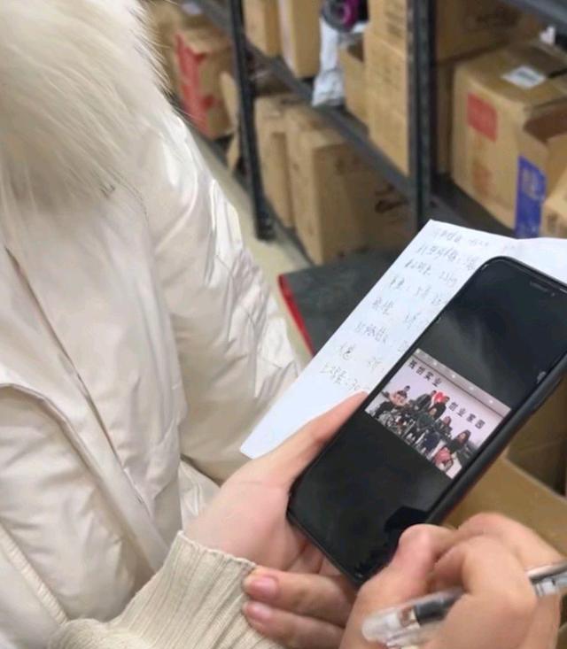 陈亚男|陈亚男要干什么?被爆回家看望大衣哥,素颜出镜捎带着残疾人