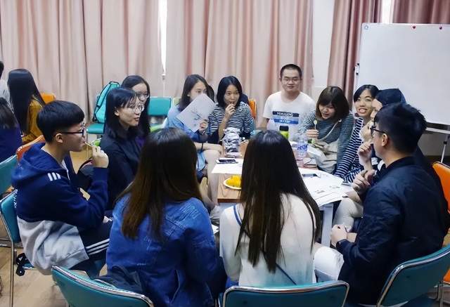 广州一在校女大学生,穿浴袍情绪激动站在28楼外,只因被男友PUA