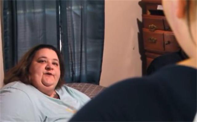 安吉 她体重584斤，脾气差男友离去，让怀孕女儿照顾，今女儿比她还胖