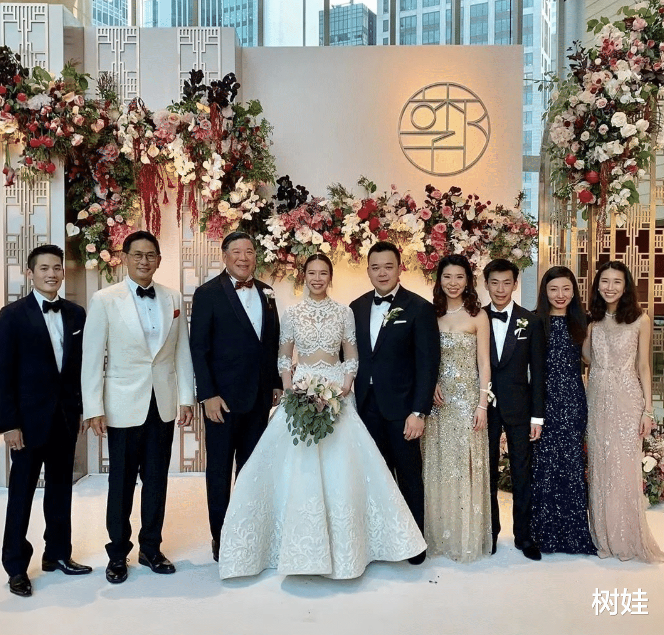 卿卿日常|94岁李兆基升级做太外公，外孙女结婚三年后生子，全家福首度曝光