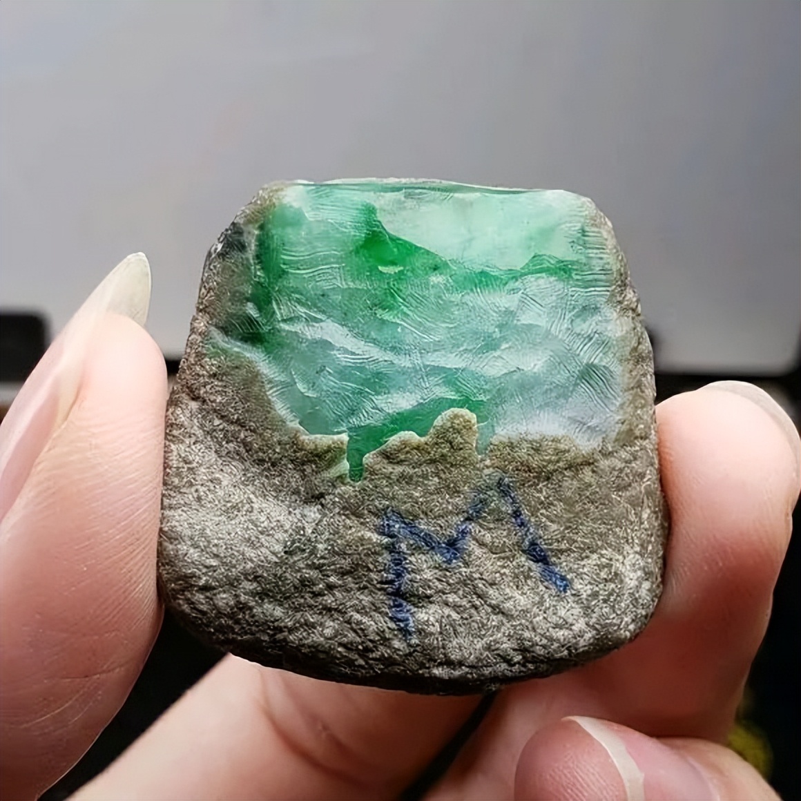 翡翠|小哥花1800买了一块的小精品原石，结果擦皮后商家哭了！