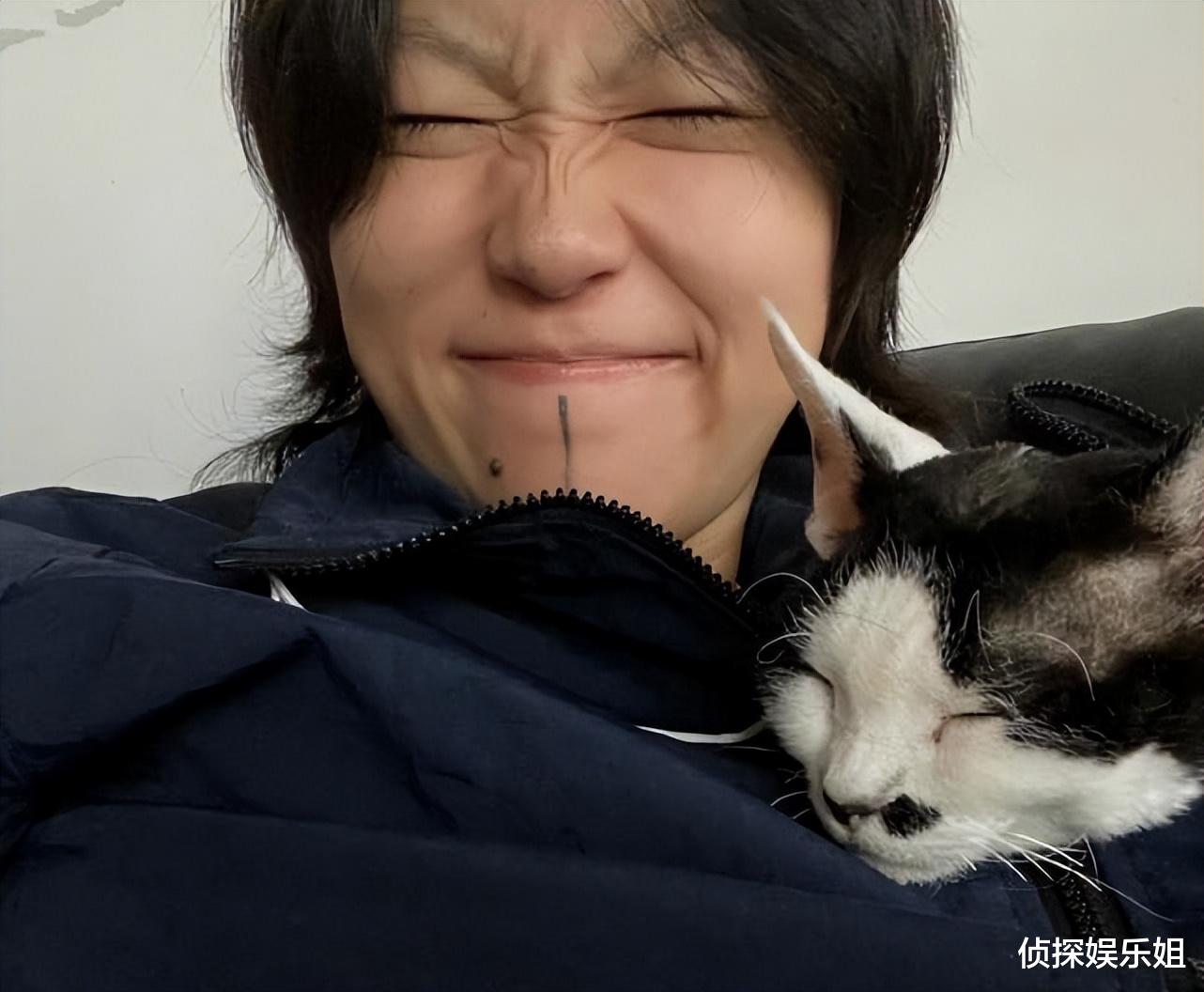 窦靖童|王菲25岁大女儿久违晒自拍，罕见留卷发打扮随性，毫无星范