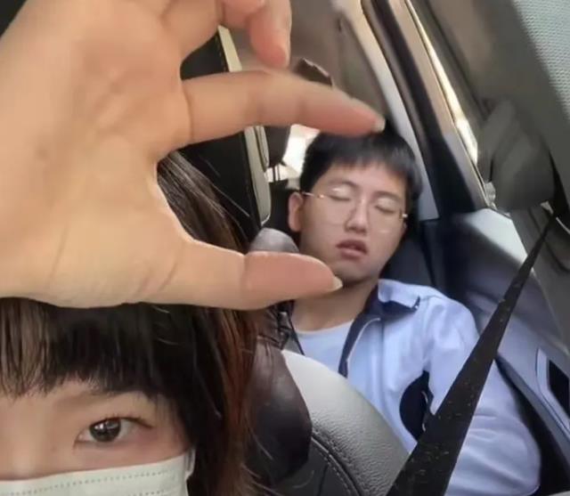 孙悦|卓卓换了新发型,发了个自拍,孙卓孙悦评论区互怼