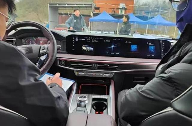 深信服|竖屏、小屏、侧向双联屏，2022款探险者究竟会用哪个设计方案？