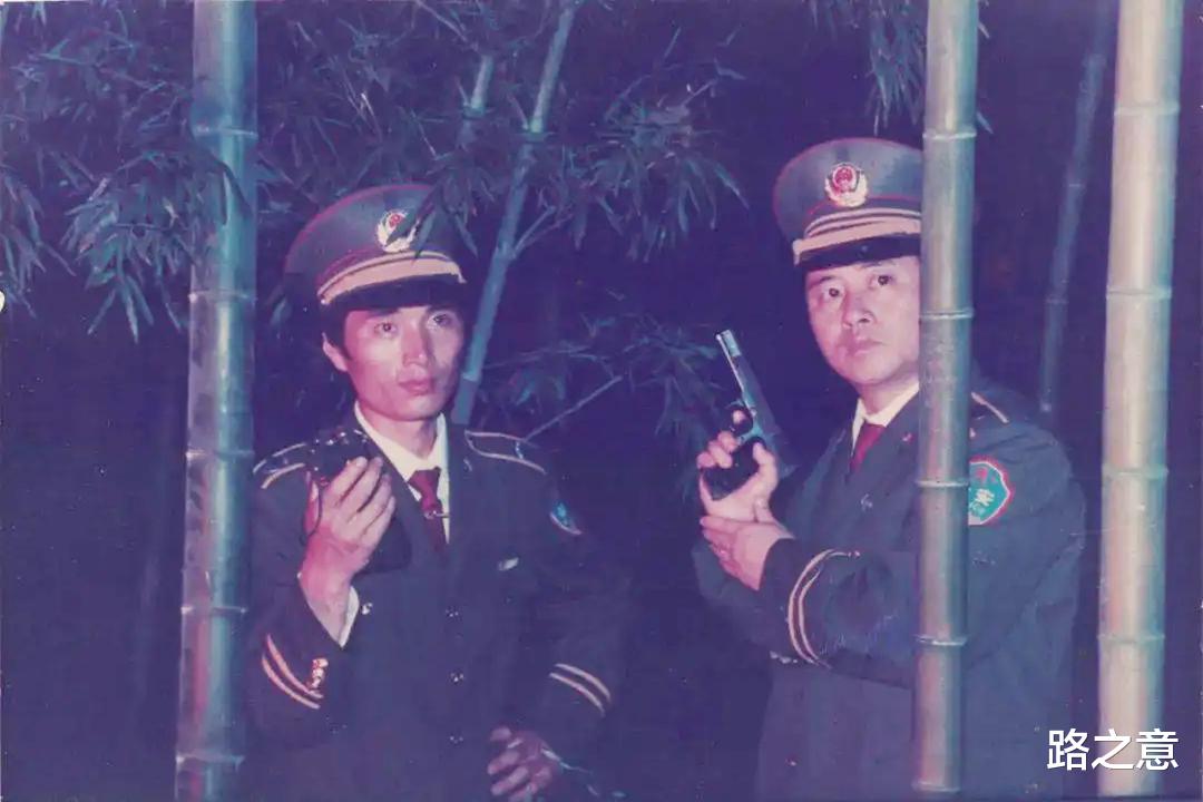 有夫之妇恋上杀人逃犯,一错再错踏上罪恶之旅,2001年东北连环案