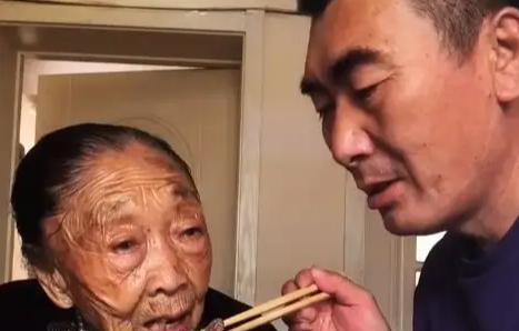 85岁马玉琴生病儿孙不看望,老太在家疼得哭,网友:钱没到位