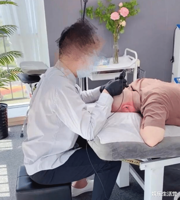 具俊晔|具俊晔为获继女认可纹发，年轻有头发照片曝光，抱娃照令人心酸