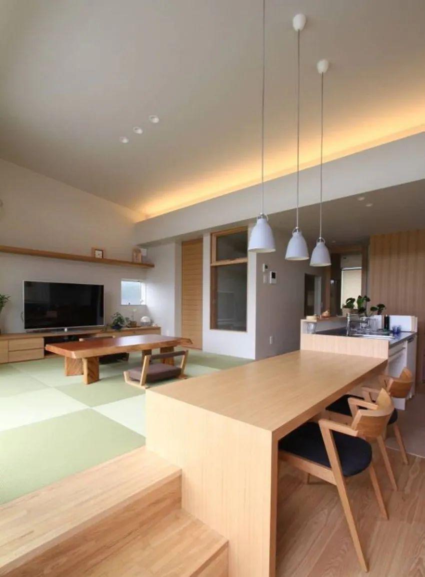 难怪日本人抢着装榻榻米，地面抬高30公分就是客厅，来人就当客房！