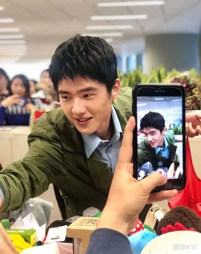 生图|当红男星生图：杨洋抬头纹，易烊千玺戴假发，蔡徐坤肖战皮肤好