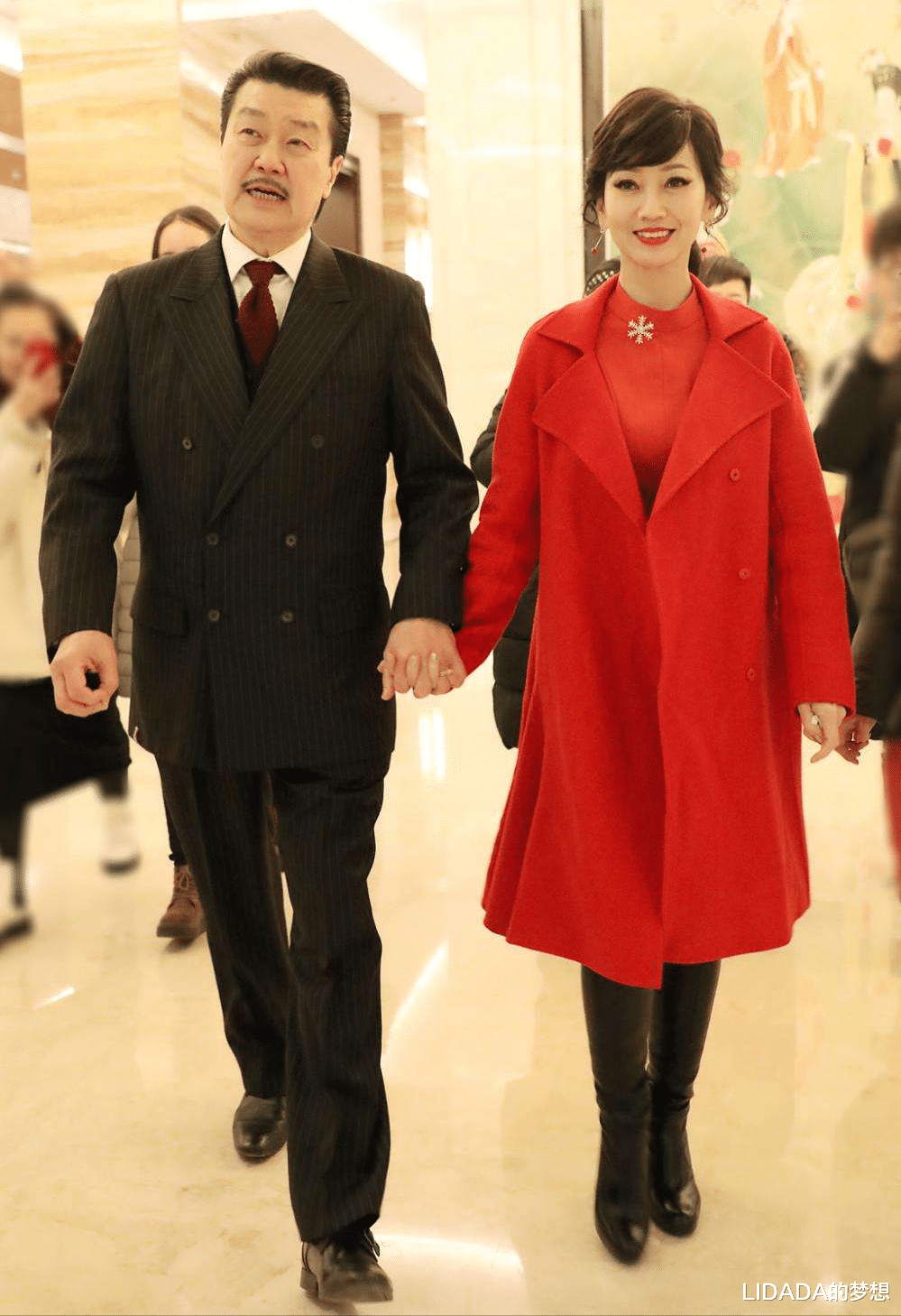 赵雅芝|赵雅芝：带两个儿子再婚嫁黄锦燊，恩爱三十多年生一子，幸福美满