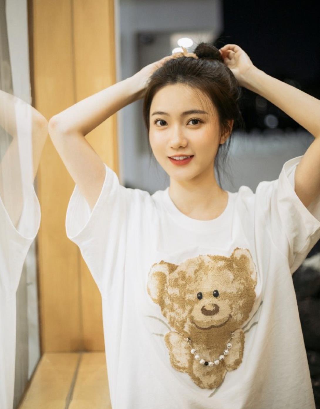 |洪成成更新频率太高引粉丝担忧，在小号公开发与男友甜蜜合照