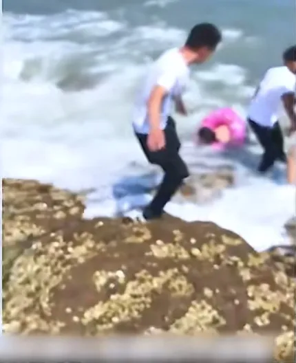 泪目了!七岁男童飘到海中等待救援,手上竟还拽着14岁溺水的姐姐。