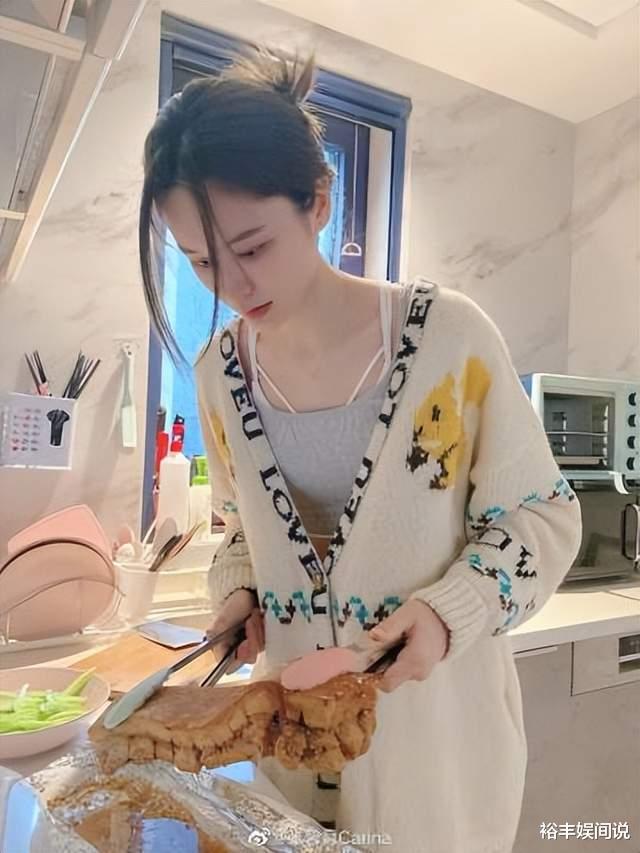 林峰|林峯夫妇外出享受二人世界，甜蜜揽肩秀恩爱，张馨月长腿吸睛