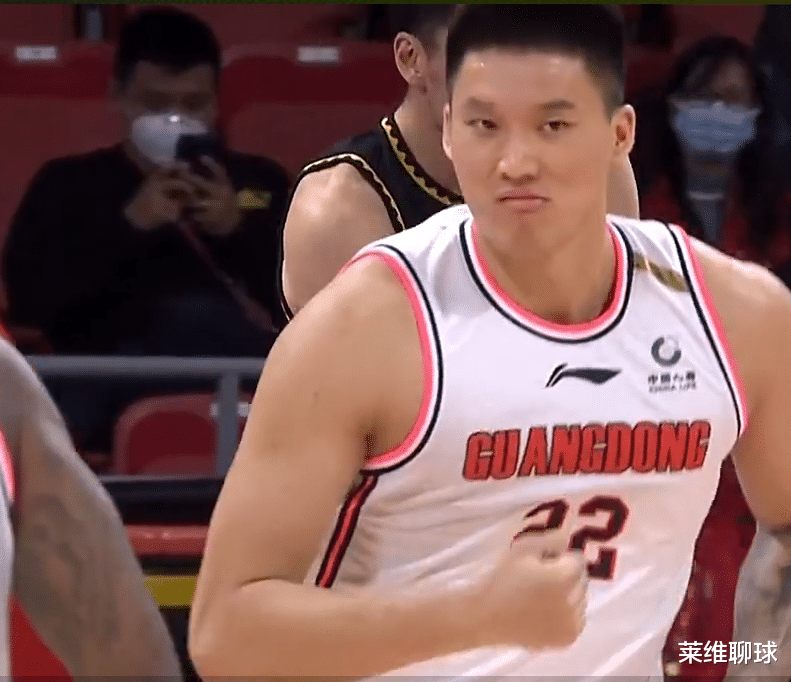 辽宁男篮|辽粤污点，裁判热搜第一！杜锋爱将肘击辽宁MVP，裁判不吹不合适