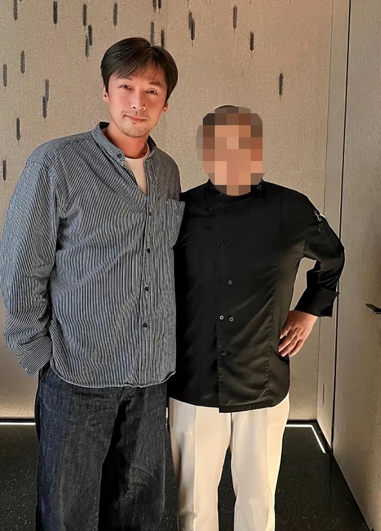 民族|胡歌深夜外出庆生，吃近2000元一块牛排，脸吃通红身形发福太壮实