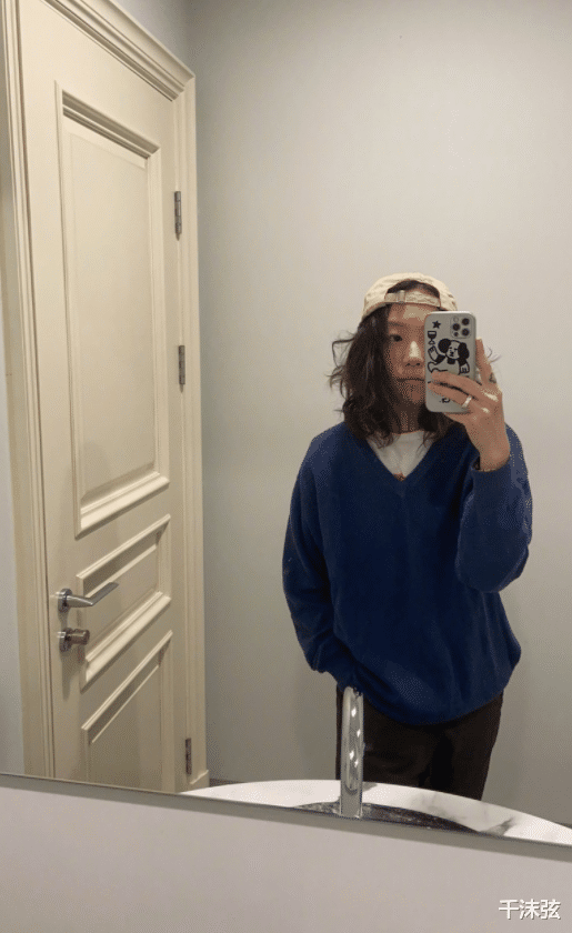 王菲|王菲大女儿罕露面!留长头发越来越女人,与妹妹李嫣一样个性