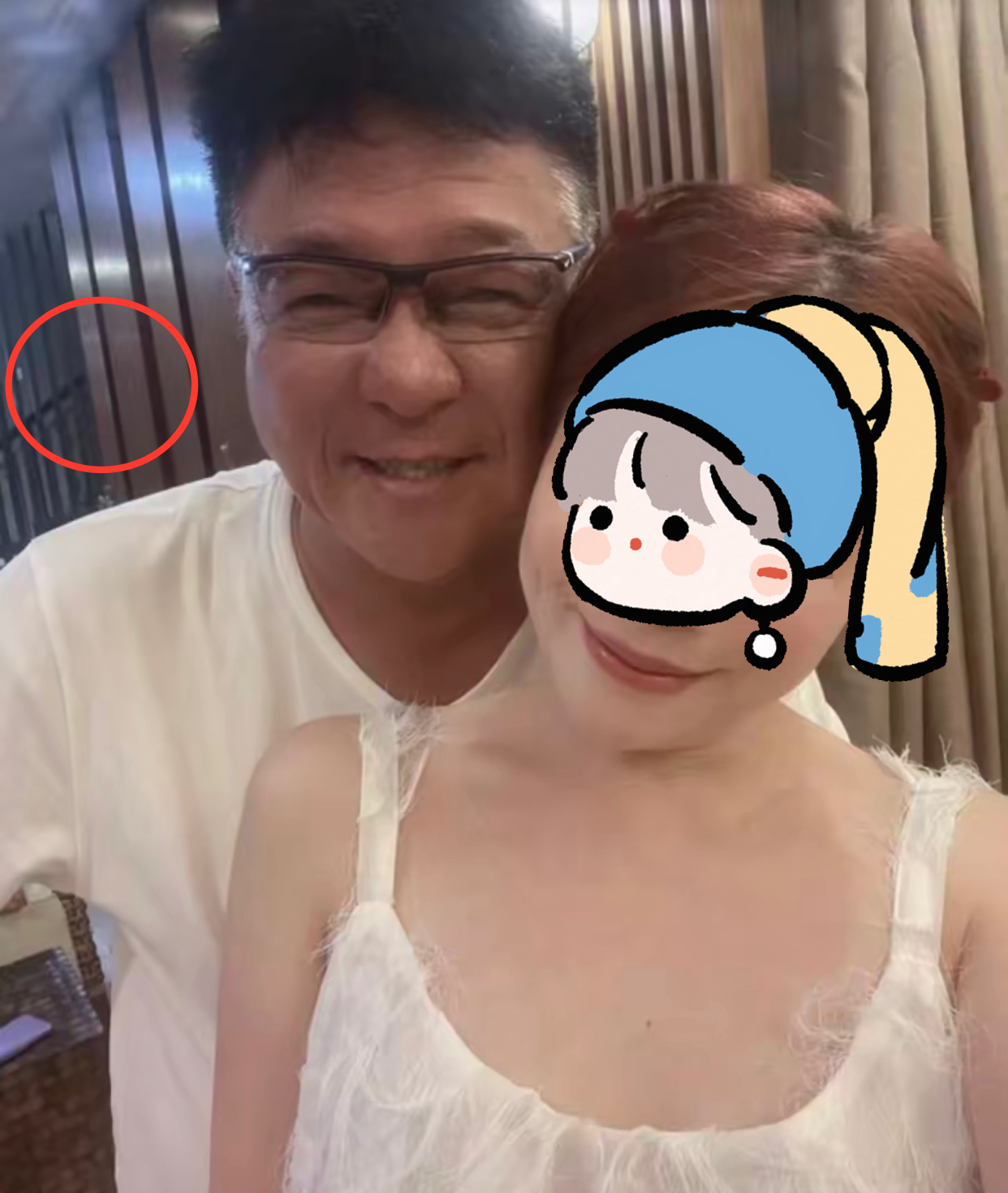 姜育恒|64岁姜育恒定居马来西亚，与多位富婆豪宅内聚餐，贴脸靠头太亲密